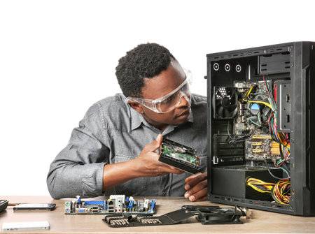 techniciens-en-maintenance-informatique